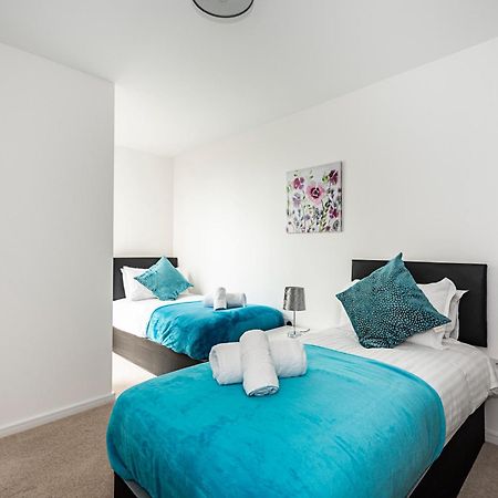 Appartement Chiswick Park 3 Bed 3 Bath West London - Parking Extérieur photo