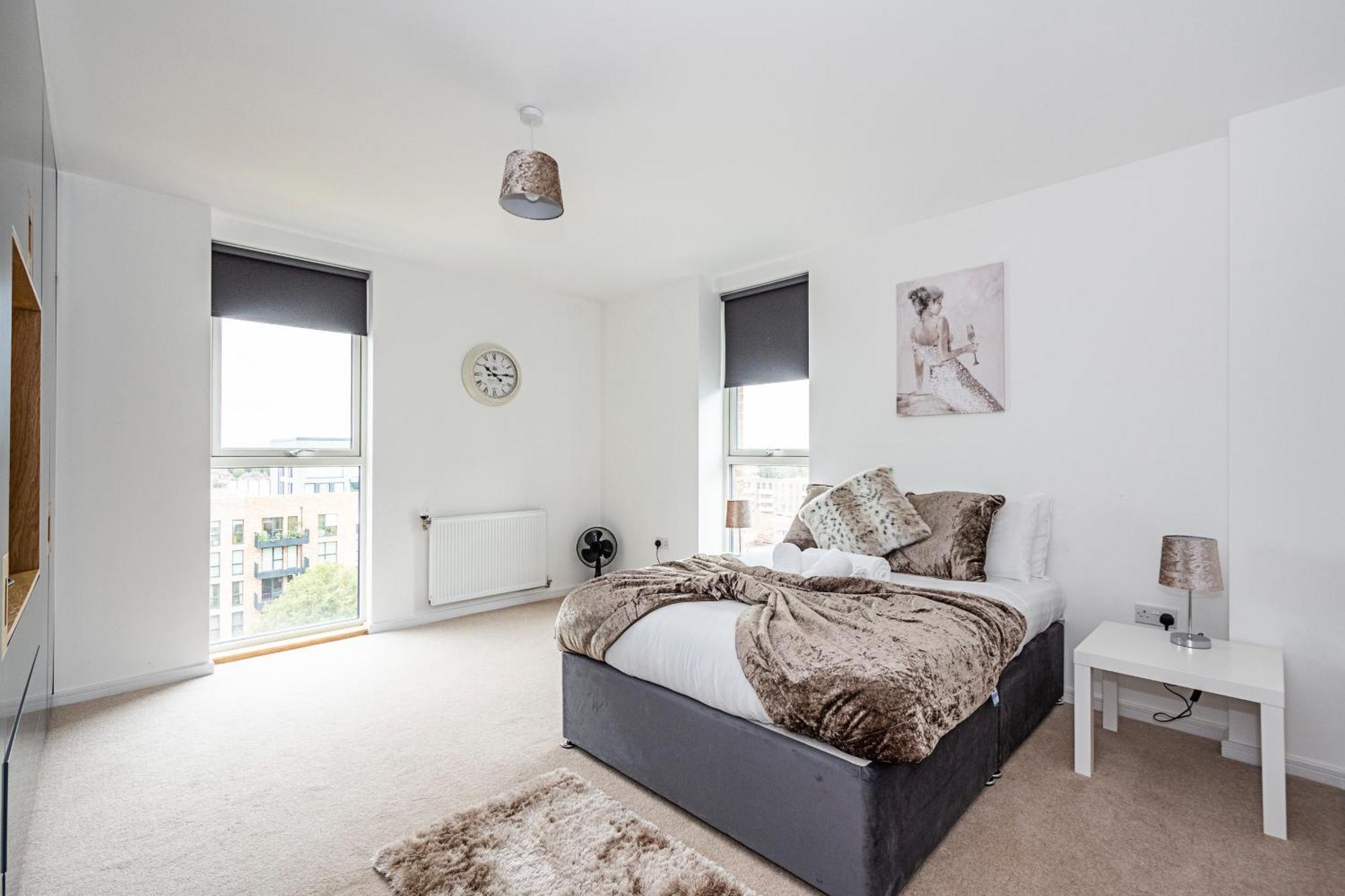 Appartement Chiswick Park 3 Bed 3 Bath West London - Parking Extérieur photo
