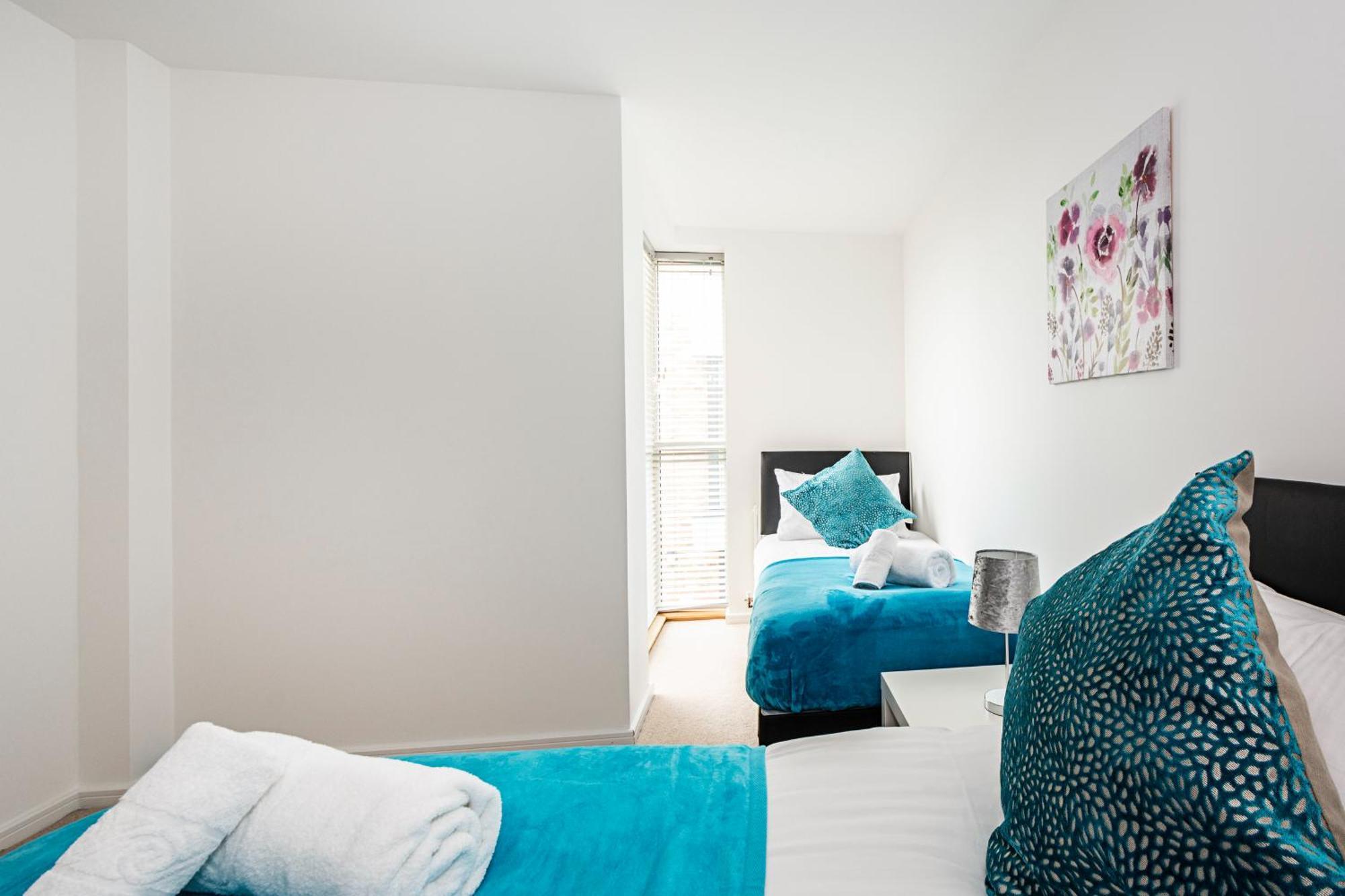 Appartement Chiswick Park 3 Bed 3 Bath West London - Parking Extérieur photo