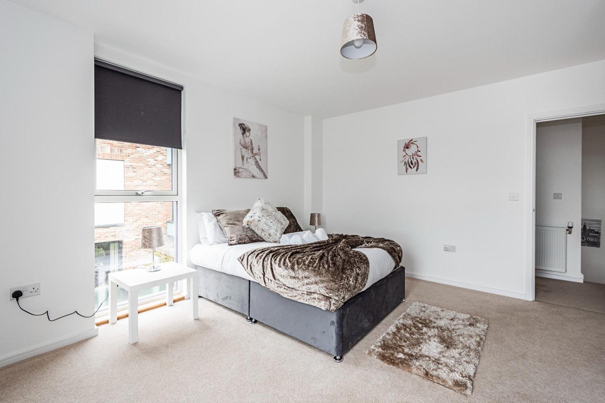 Appartement Chiswick Park 3 Bed 3 Bath West London - Parking Extérieur photo