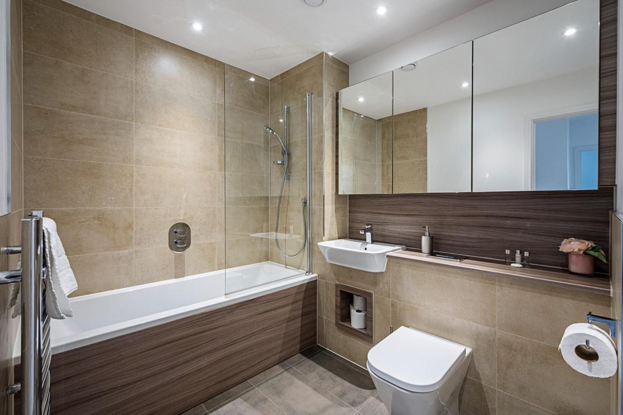 Appartement Chiswick Park 3 Bed 3 Bath West London - Parking Extérieur photo