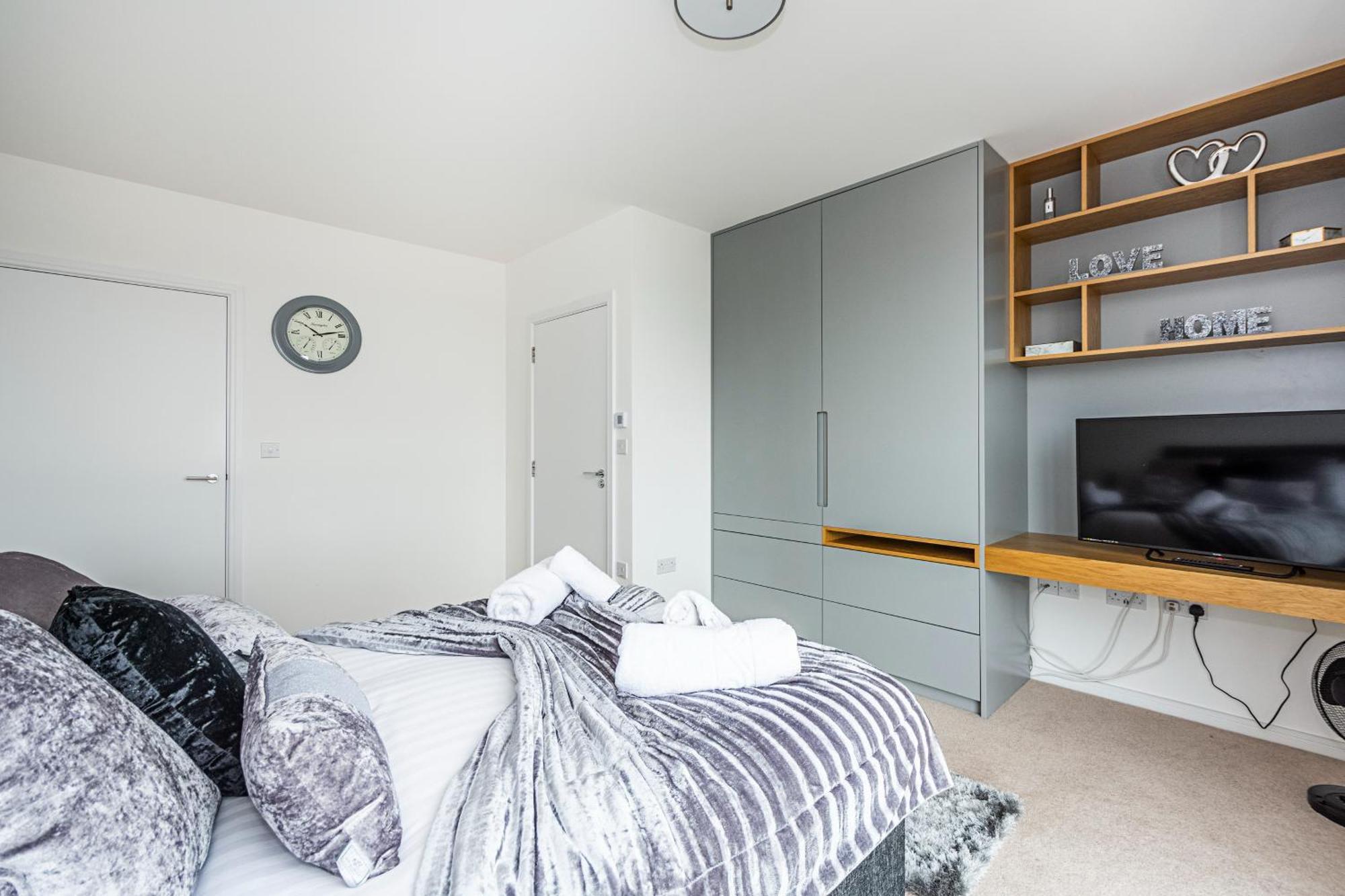Appartement Chiswick Park 3 Bed 3 Bath West London - Parking Extérieur photo