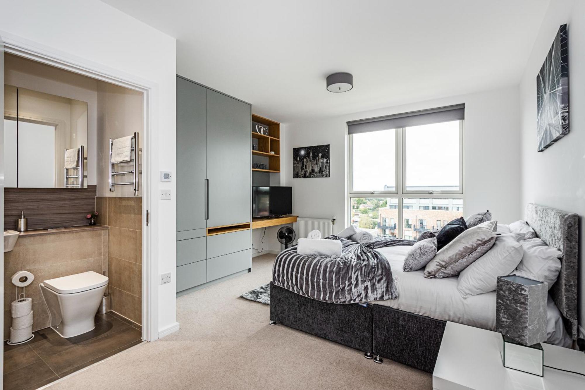 Appartement Chiswick Park 3 Bed 3 Bath West London - Parking Extérieur photo
