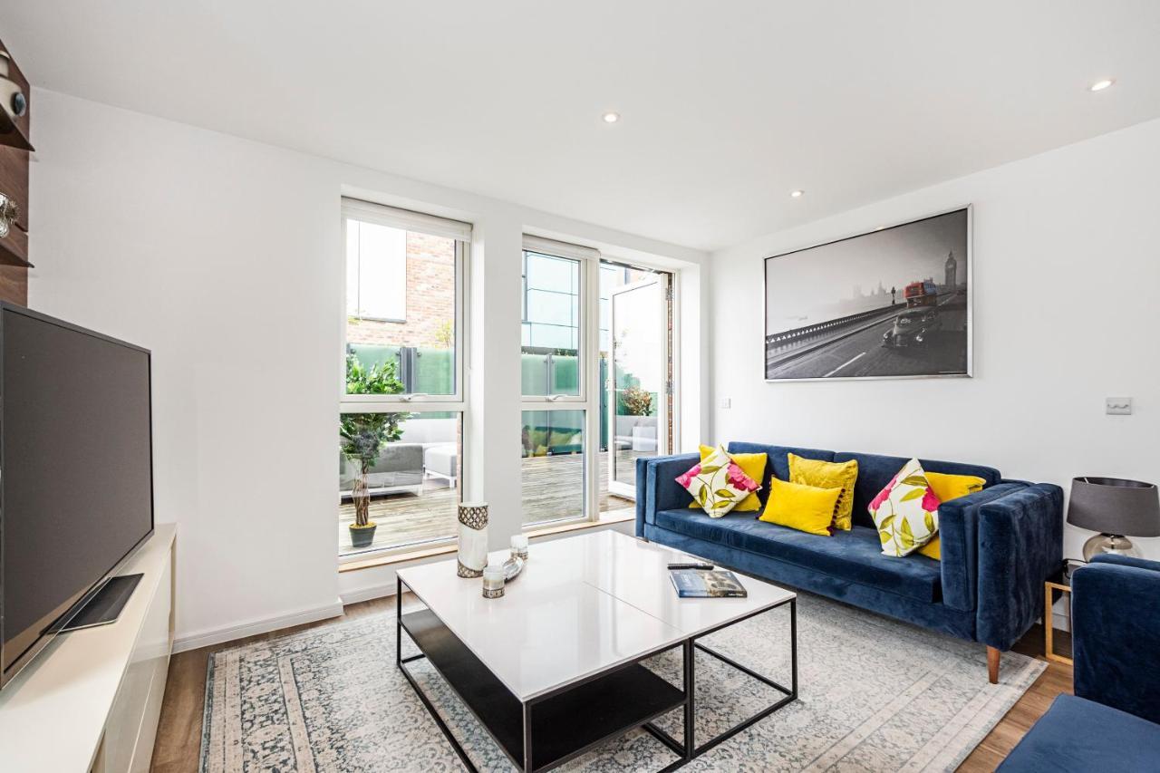 Appartement Chiswick Park 3 Bed 3 Bath West London - Parking Extérieur photo