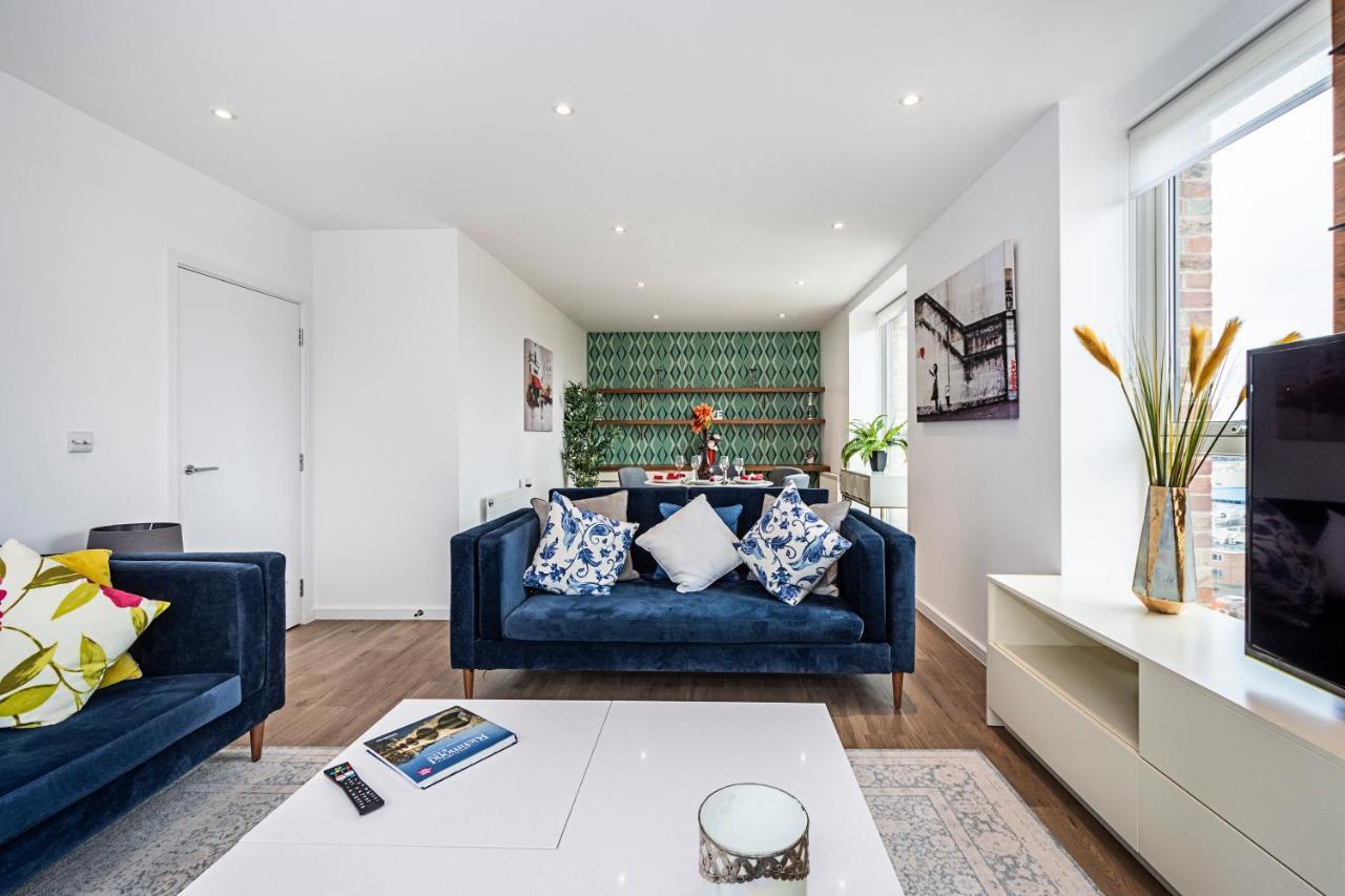 Appartement Chiswick Park 3 Bed 3 Bath West London - Parking Extérieur photo