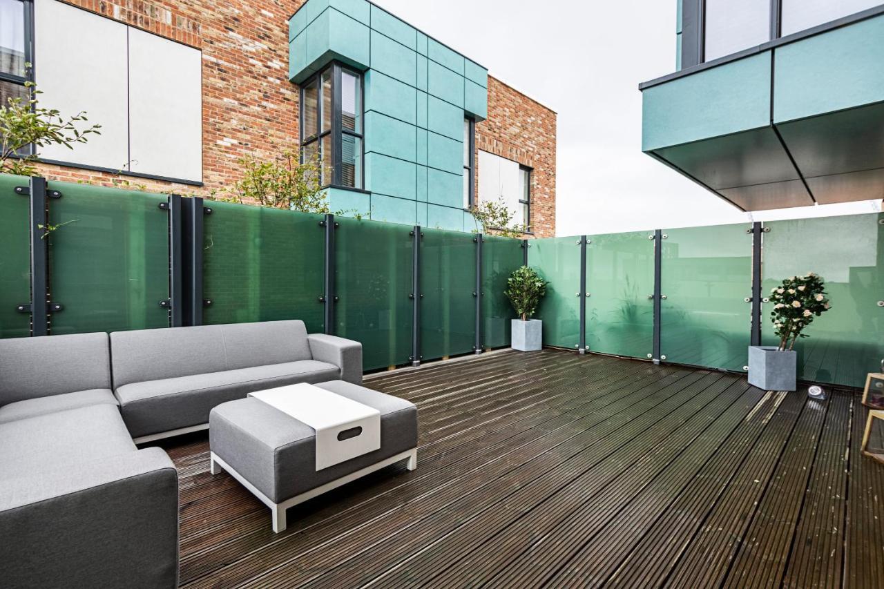 Appartement Chiswick Park 3 Bed 3 Bath West London - Parking Extérieur photo