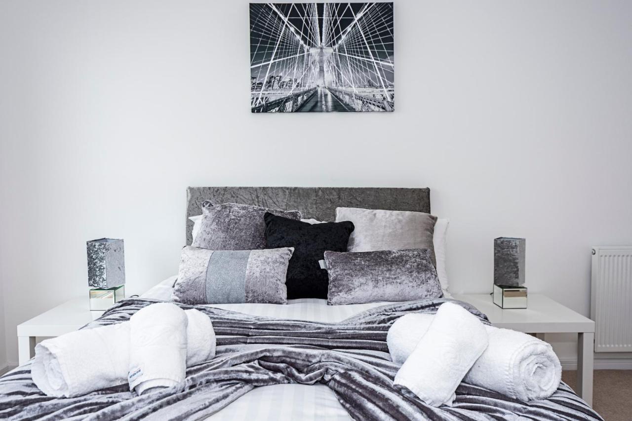 Appartement Chiswick Park 3 Bed 3 Bath West London - Parking Extérieur photo