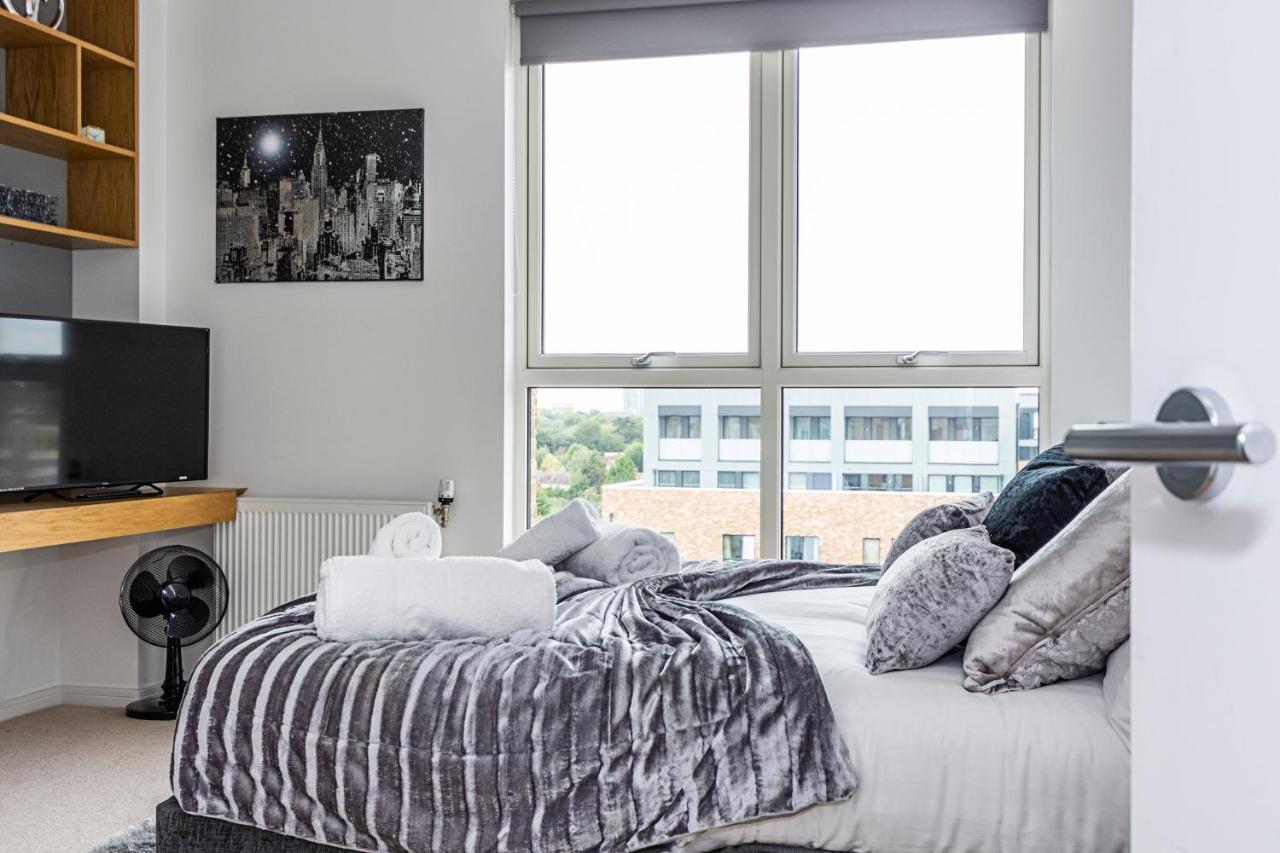 Appartement Chiswick Park 3 Bed 3 Bath West London - Parking Extérieur photo