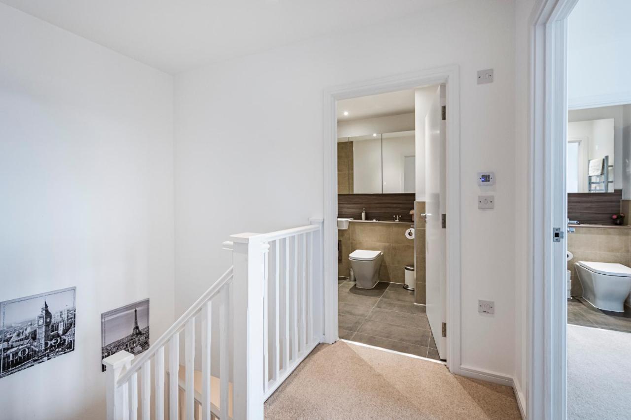 Appartement Chiswick Park 3 Bed 3 Bath West London - Parking Extérieur photo