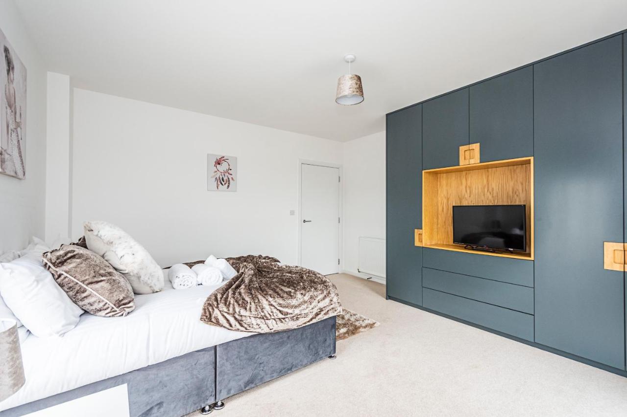 Appartement Chiswick Park 3 Bed 3 Bath West London - Parking Extérieur photo