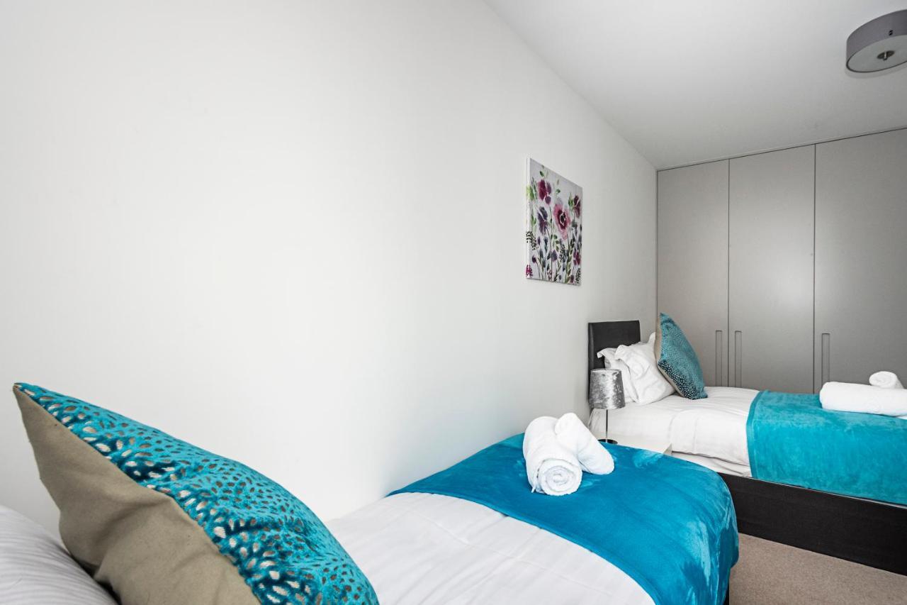 Appartement Chiswick Park 3 Bed 3 Bath West London - Parking Extérieur photo