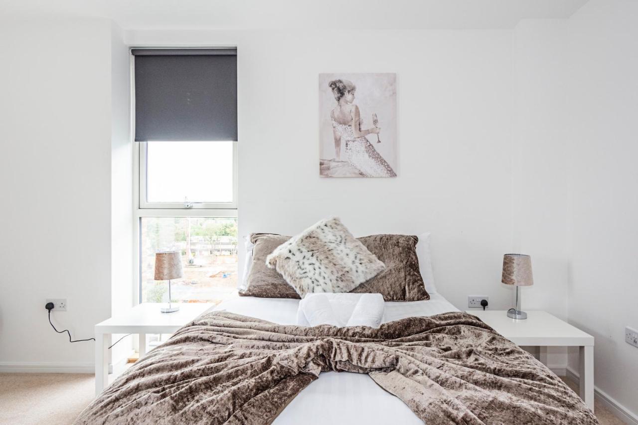 Appartement Chiswick Park 3 Bed 3 Bath West London - Parking Extérieur photo
