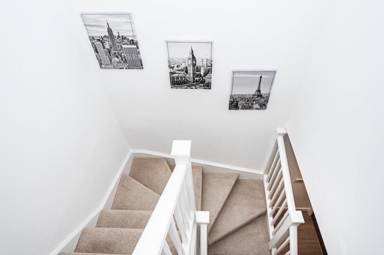 Appartement Chiswick Park 3 Bed 3 Bath West London - Parking Extérieur photo