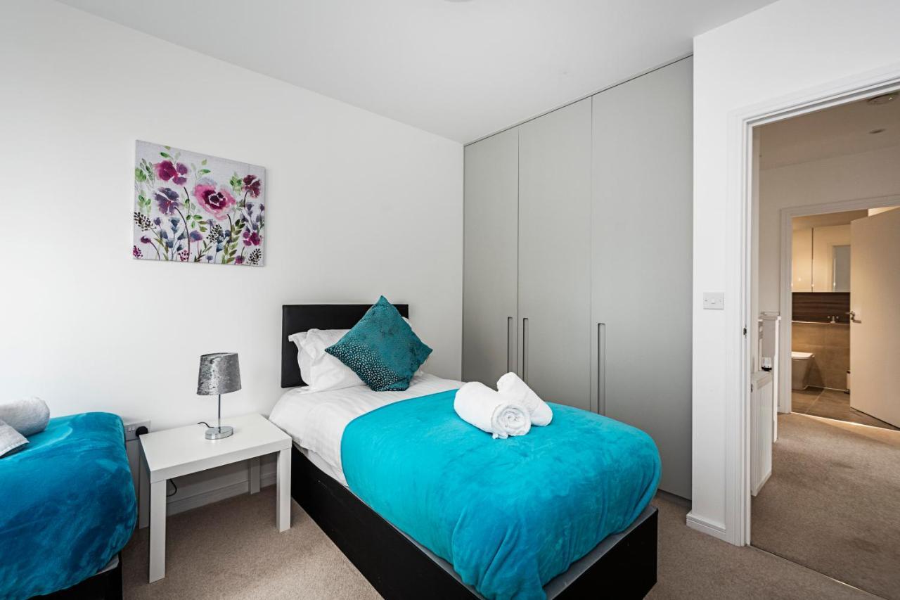 Appartement Chiswick Park 3 Bed 3 Bath West London - Parking Extérieur photo